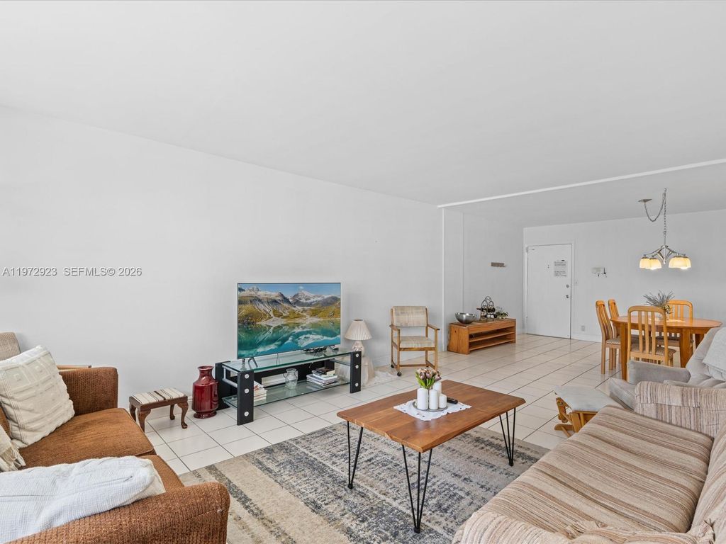 111 Golden Isles Dr G8, Hallandale Beach, FL 33009