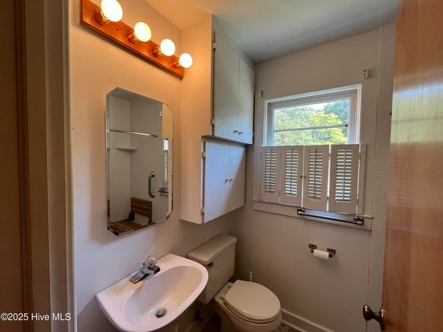 3205 Bridges Street, Morehead City, NC 28557