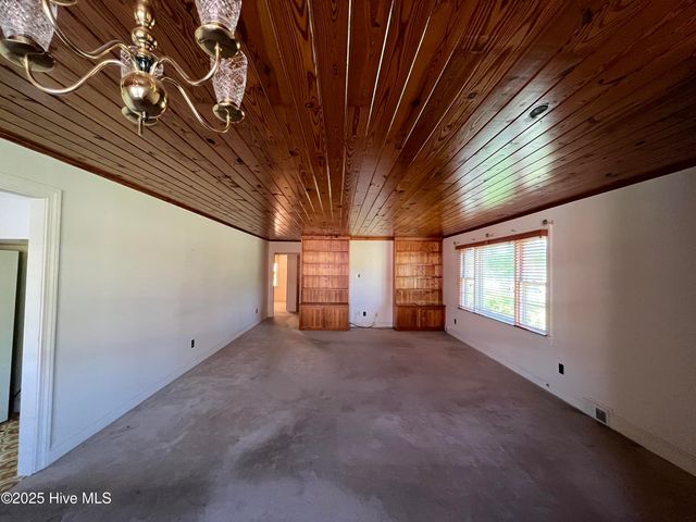 3205 Bridges Street, Morehead City, NC 28557