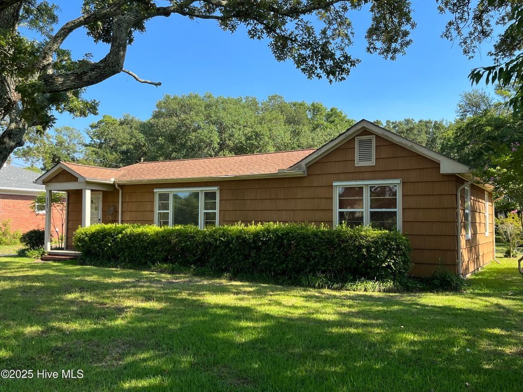 3205 Bridges Street, Morehead City, NC 28557
