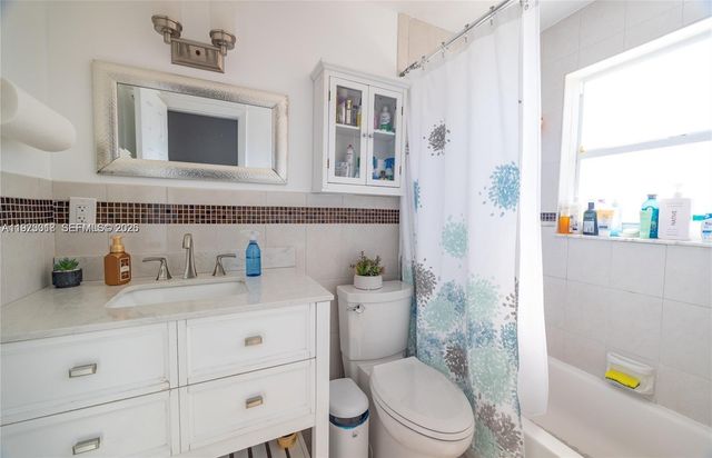 2950 NE 11th Ave, Pompano Beach, FL 33064