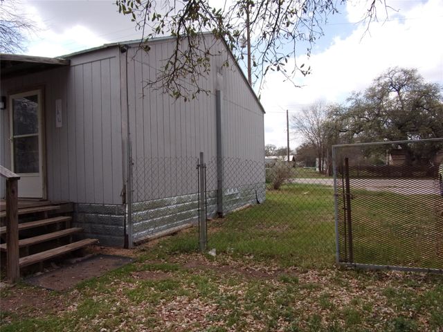 403 S Live Oak Street, San Saba, TX 76877