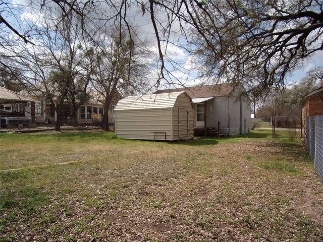 403 S Live Oak Street, San Saba, TX 76877