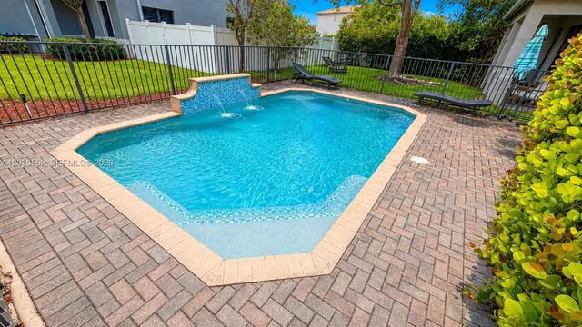 19329 NE 8th Ct, Miami, FL 33179