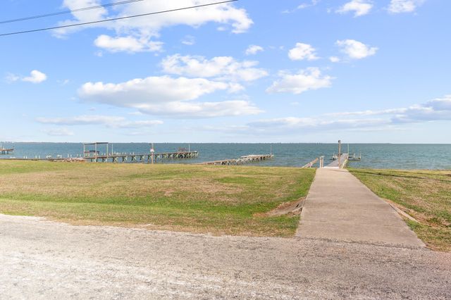 316 Marshall Johnson Avenue S, Port Lavaca, TX 77979
