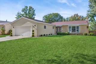 2214 Kingston Drive, Wheaton, IL 60189