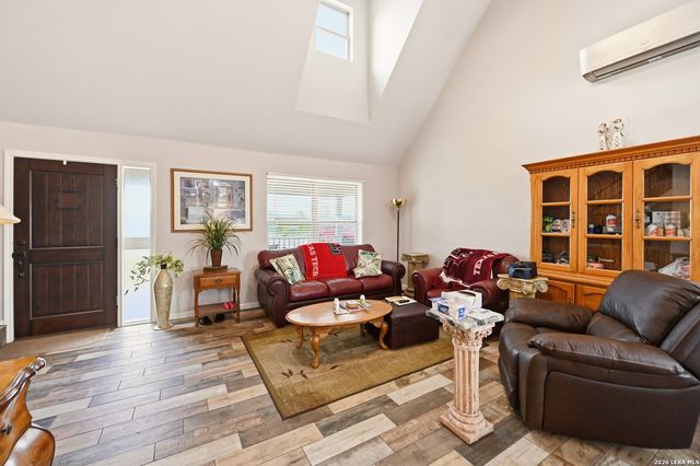 163 Buckeye, Seguin, TX 78155