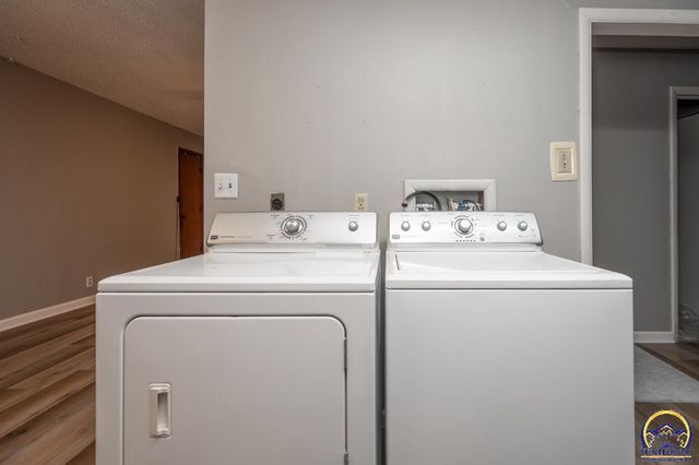 2133 SE Market ST, Topeka, KS 66605