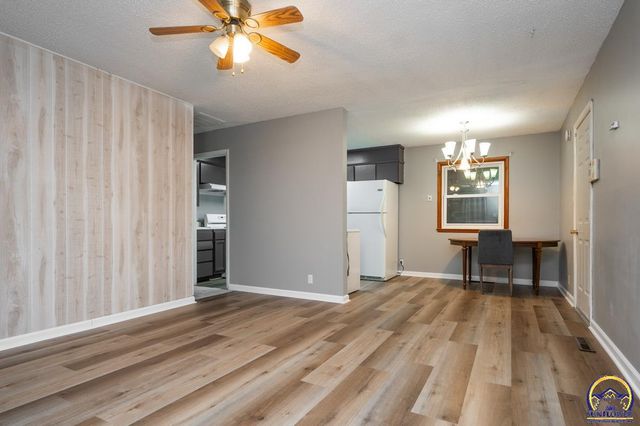 2133 SE Market ST, Topeka, KS 66605