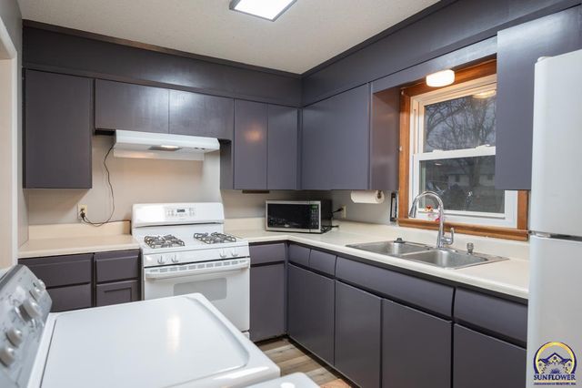 2133 SE Market ST, Topeka, KS 66605