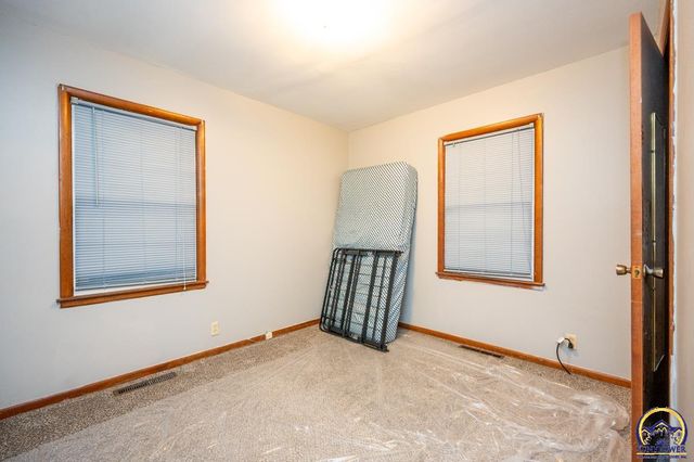 2133 SE Market ST, Topeka, KS 66605