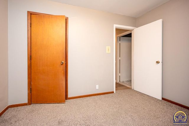 2133 SE Market ST, Topeka, KS 66605