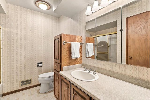 181 Highview DRIVE, Cedarburg, WI 53012