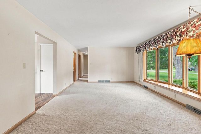 181 Highview DRIVE, Cedarburg, WI 53012