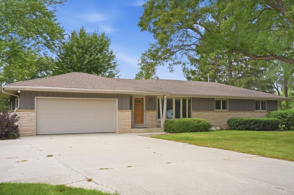 181 Highview DRIVE, Cedarburg, WI 53012