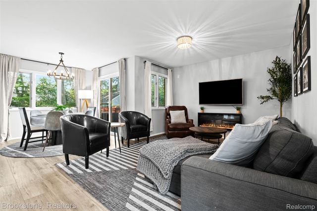 400 LA PLAZA, Royal Oak, MI 48073