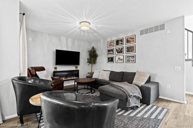 400 LA PLAZA, Royal Oak, MI 48073