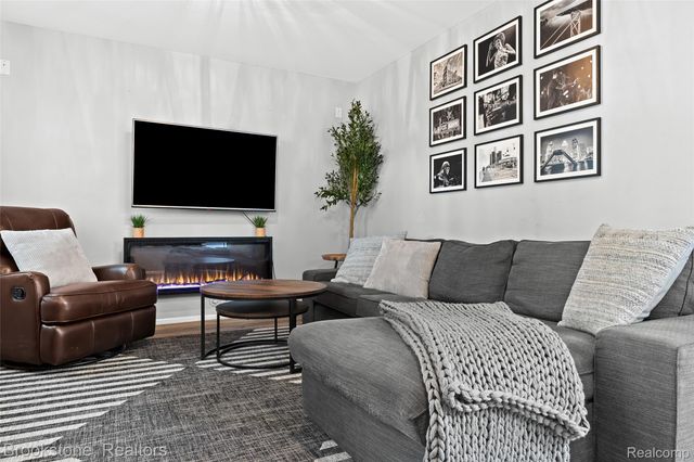 400 LA PLAZA, Royal Oak, MI 48073