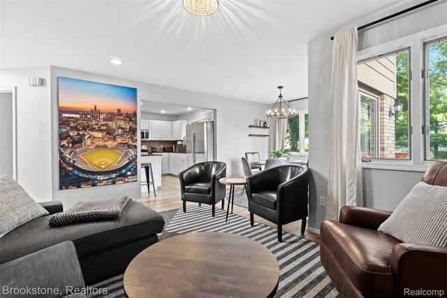 400 LA PLAZA, Royal Oak, MI 48073