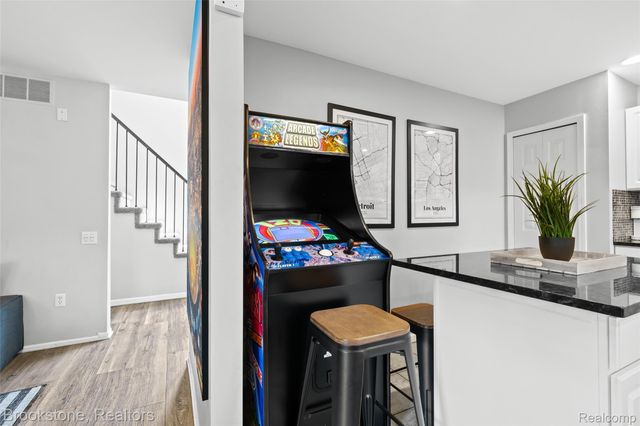 400 LA PLAZA, Royal Oak, MI 48073