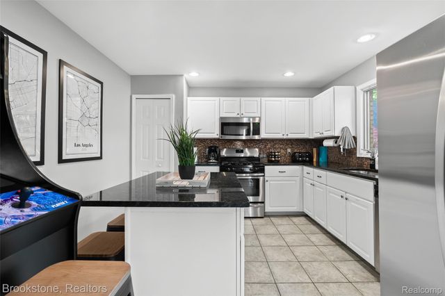 400 LA PLAZA, Royal Oak, MI 48073