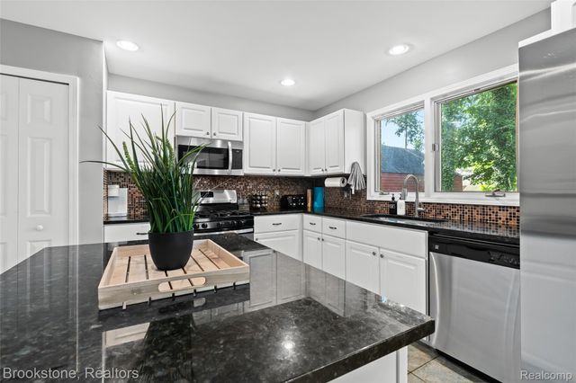 400 LA PLAZA, Royal Oak, MI 48073