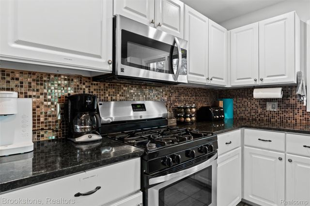 400 LA PLAZA, Royal Oak, MI 48073