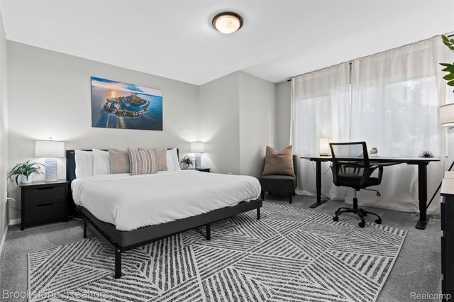 400 LA PLAZA, Royal Oak, MI 48073