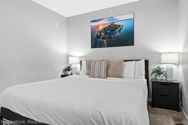 400 LA PLAZA, Royal Oak, MI 48073