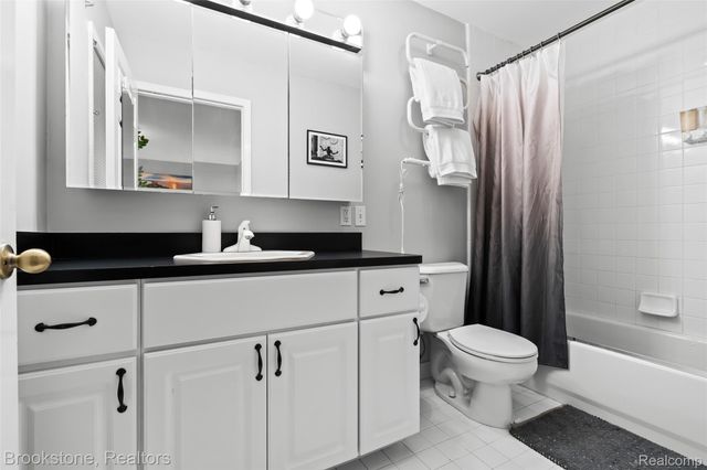 400 LA PLAZA, Royal Oak, MI 48073