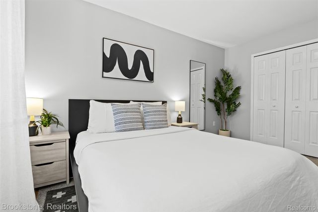 400 LA PLAZA, Royal Oak, MI 48073