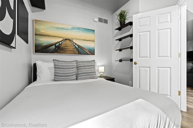 400 LA PLAZA, Royal Oak, MI 48073