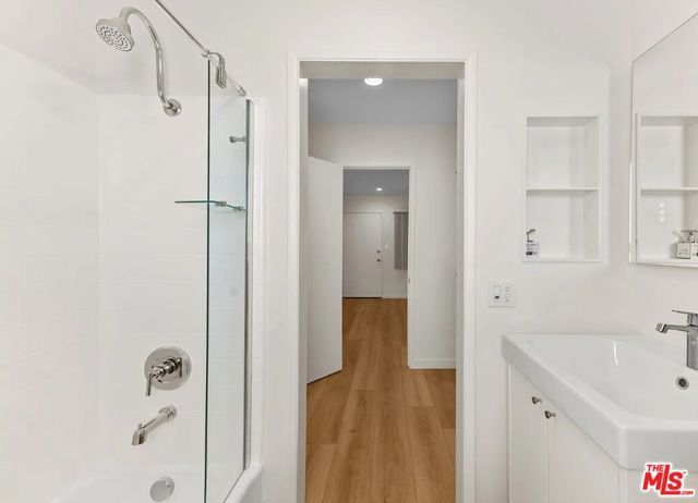 4345 Ventura Canyon Avenue, Sherman Oaks (los Angeles), CA 91423