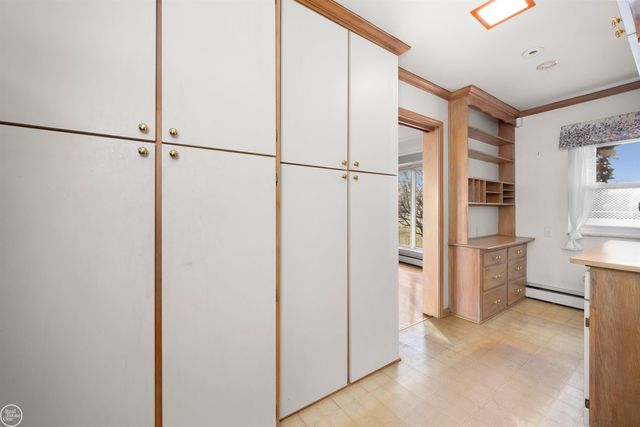 33806 Jefferson Avenue, Saint Clair Shores, MI 48082