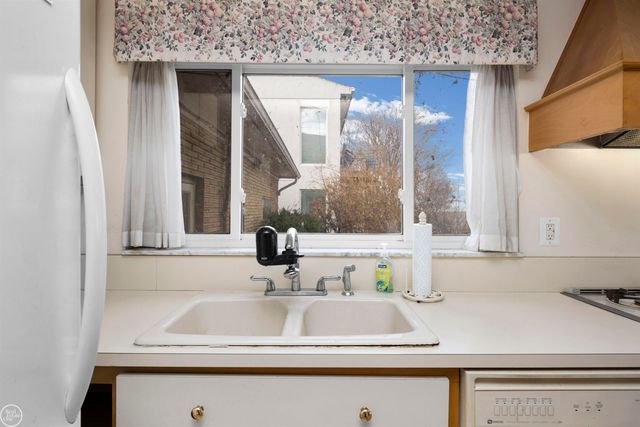 33806 Jefferson Avenue, Saint Clair Shores, MI 48082