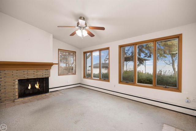 33806 Jefferson Avenue, Saint Clair Shores, MI 48082