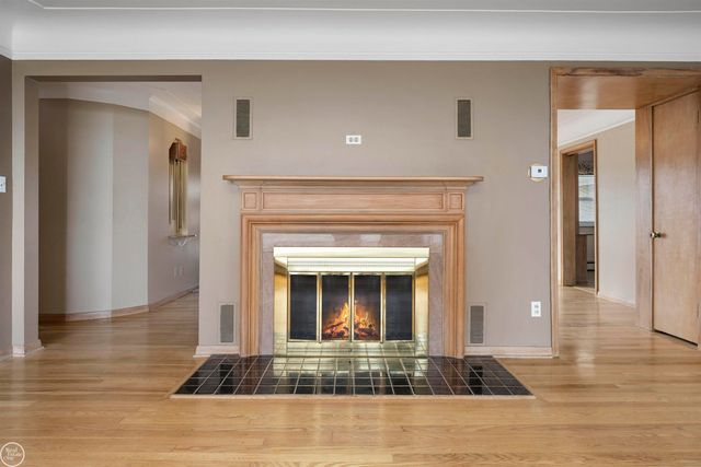 33806 Jefferson Avenue, Saint Clair Shores, MI 48082