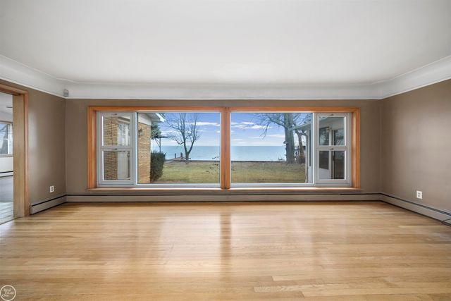 33806 Jefferson Avenue, Saint Clair Shores, MI 48082