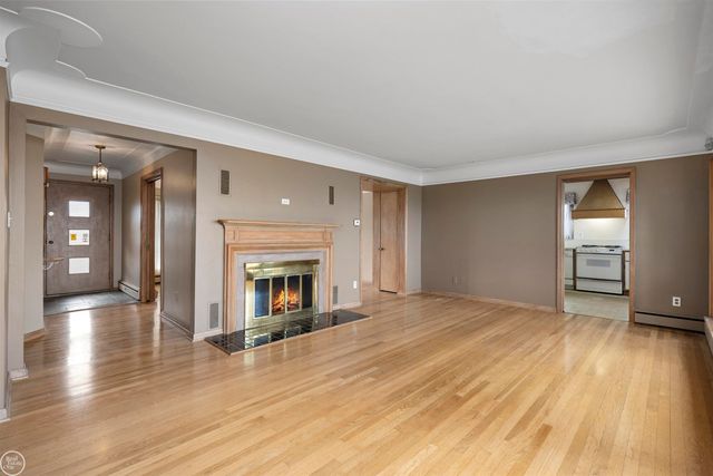 33806 Jefferson Avenue, Saint Clair Shores, MI 48082