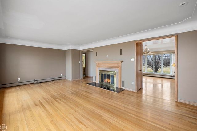 33806 Jefferson Avenue, Saint Clair Shores, MI 48082