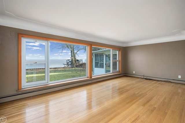 33806 Jefferson Avenue, Saint Clair Shores, MI 48082