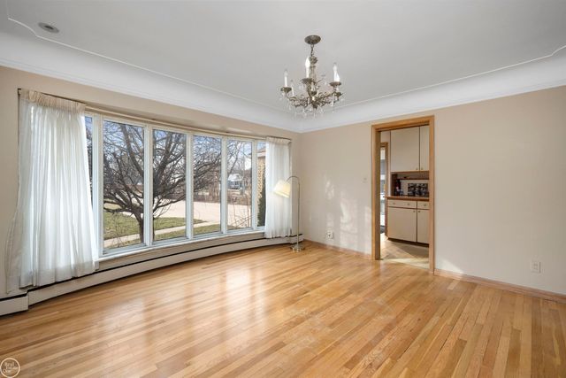 33806 Jefferson Avenue, Saint Clair Shores, MI 48082