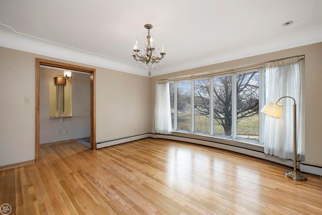 33806 Jefferson Avenue, Saint Clair Shores, MI 48082