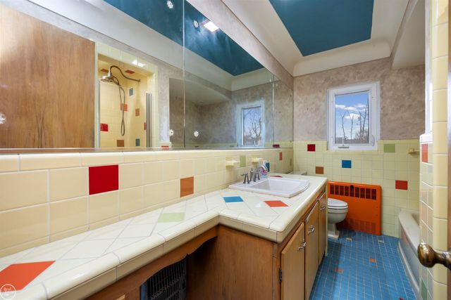 33806 Jefferson Avenue, Saint Clair Shores, MI 48082