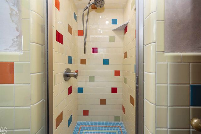 33806 Jefferson Avenue, Saint Clair Shores, MI 48082