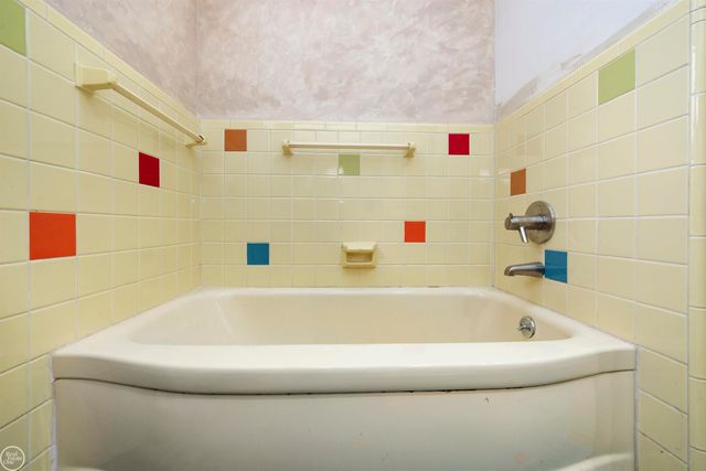 33806 Jefferson Avenue, Saint Clair Shores, MI 48082