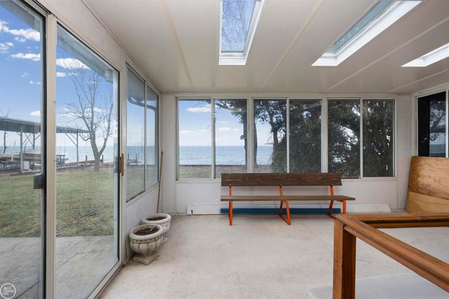 33806 Jefferson Avenue, Saint Clair Shores, MI 48082