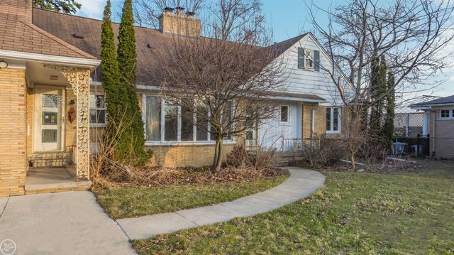 33806 Jefferson Avenue, Saint Clair Shores, MI 48082