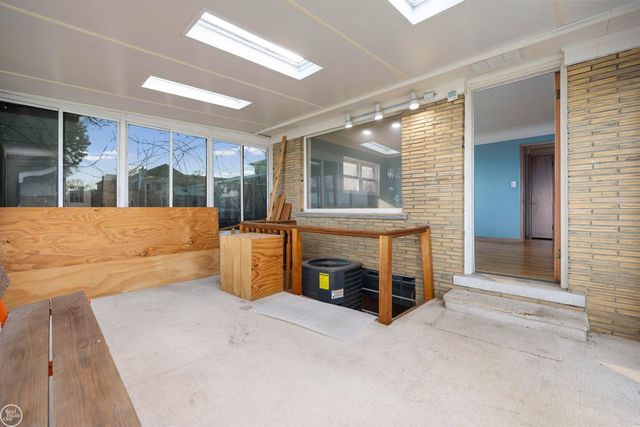 33806 Jefferson Avenue, Saint Clair Shores, MI 48082