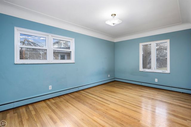 33806 Jefferson Avenue, Saint Clair Shores, MI 48082